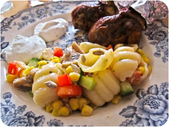 Kycklingklubbor och pastasallad Kycklingklubbor och pastasallad