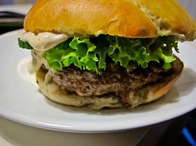 Hemlagade hamburgare och bröd med dressing