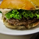 Hemlagade hamburgare och bröd med dressing