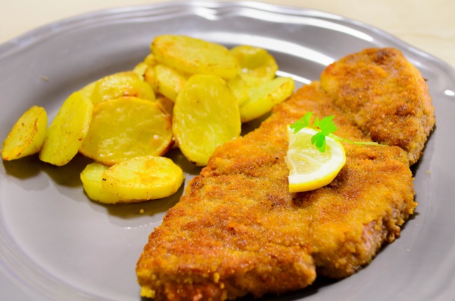 Kalvschnitzel med ugnsrostade potatisskivor Kalvschnitzel med ugnsrostade potatisskivor