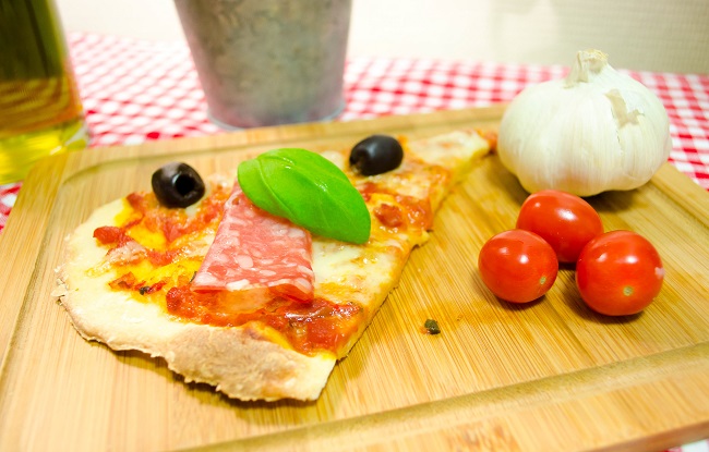 Mozzarellapizza med salami Mozzarellapizza med salami