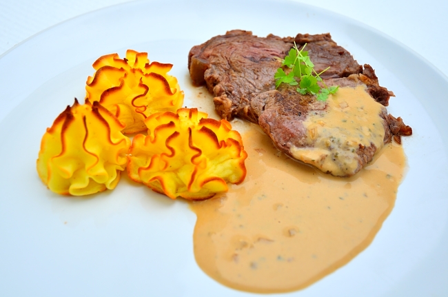 Duchessepotatis med grönpepparsås Duchessepotatis med grönpepparsås