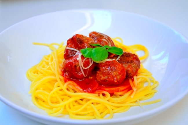 Köttbullar i tomatsås Köttbullar i tomatsås
