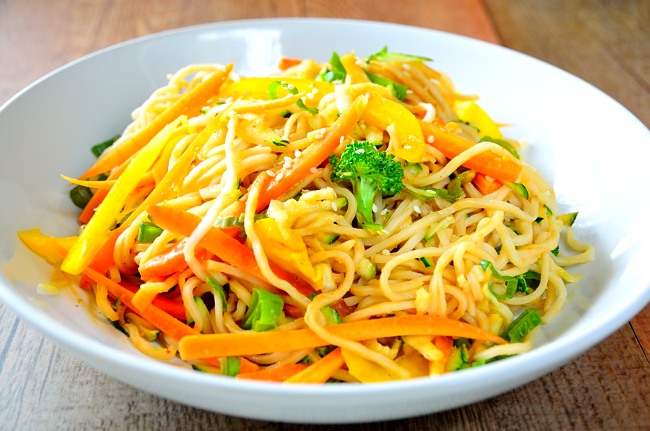 Vegetarisk nudelsallad med jordnötssås Vegetarisk nudelsallad med jordnötssås