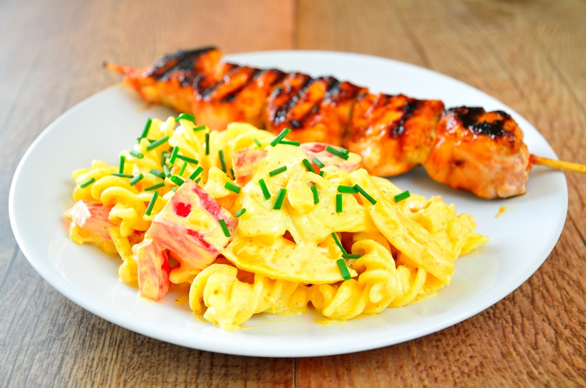 Pastasallad med mango och kycklingspett Pastasallad med mango och kycklingspett