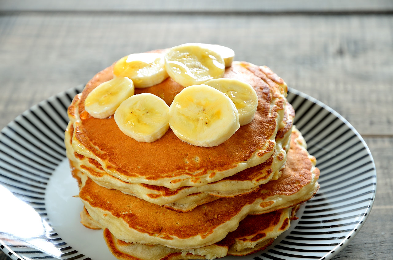 Amerikanska bananpannkakor med jordnötssmör Amerikanska bananpannkakor med jordnötssmör