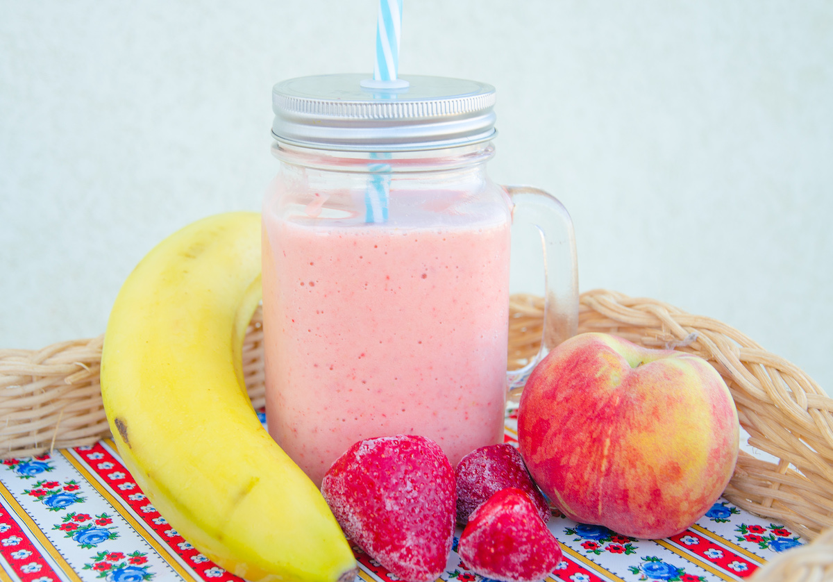 Jordgubb, persika och banansmoothie Jordgubb, persika och banansmoothie