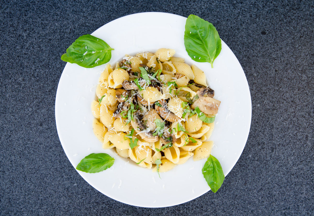 Vegetarisk pasta med basilika och champinjoner Vegetarisk pasta med basilika och champinjoner