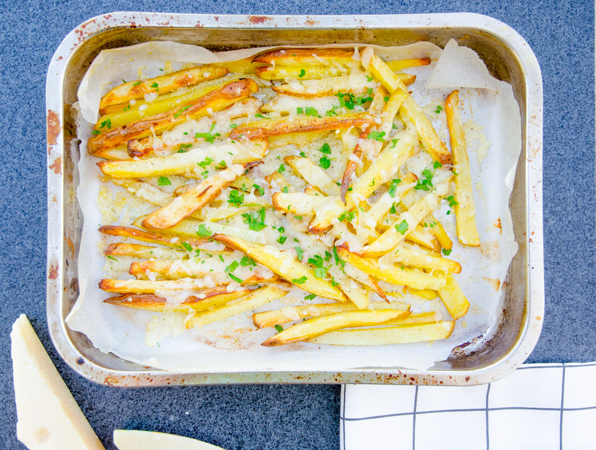 Pommes frites med parmesan - Cheesy fries Pommes frites med parmesan - Cheesy fries
