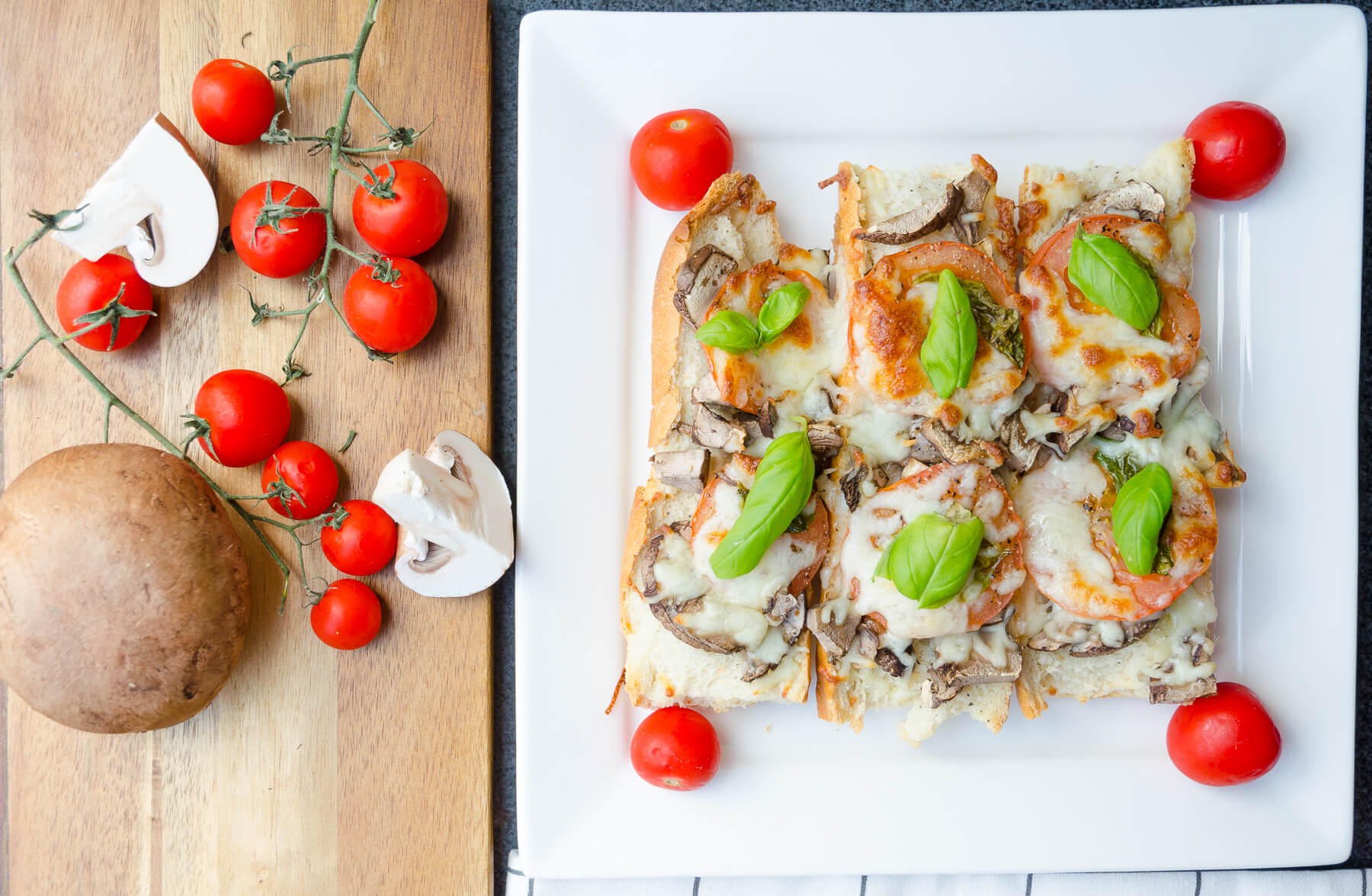 Bruschetta mozzarella tomat Bruschetta med mozzarella tomat