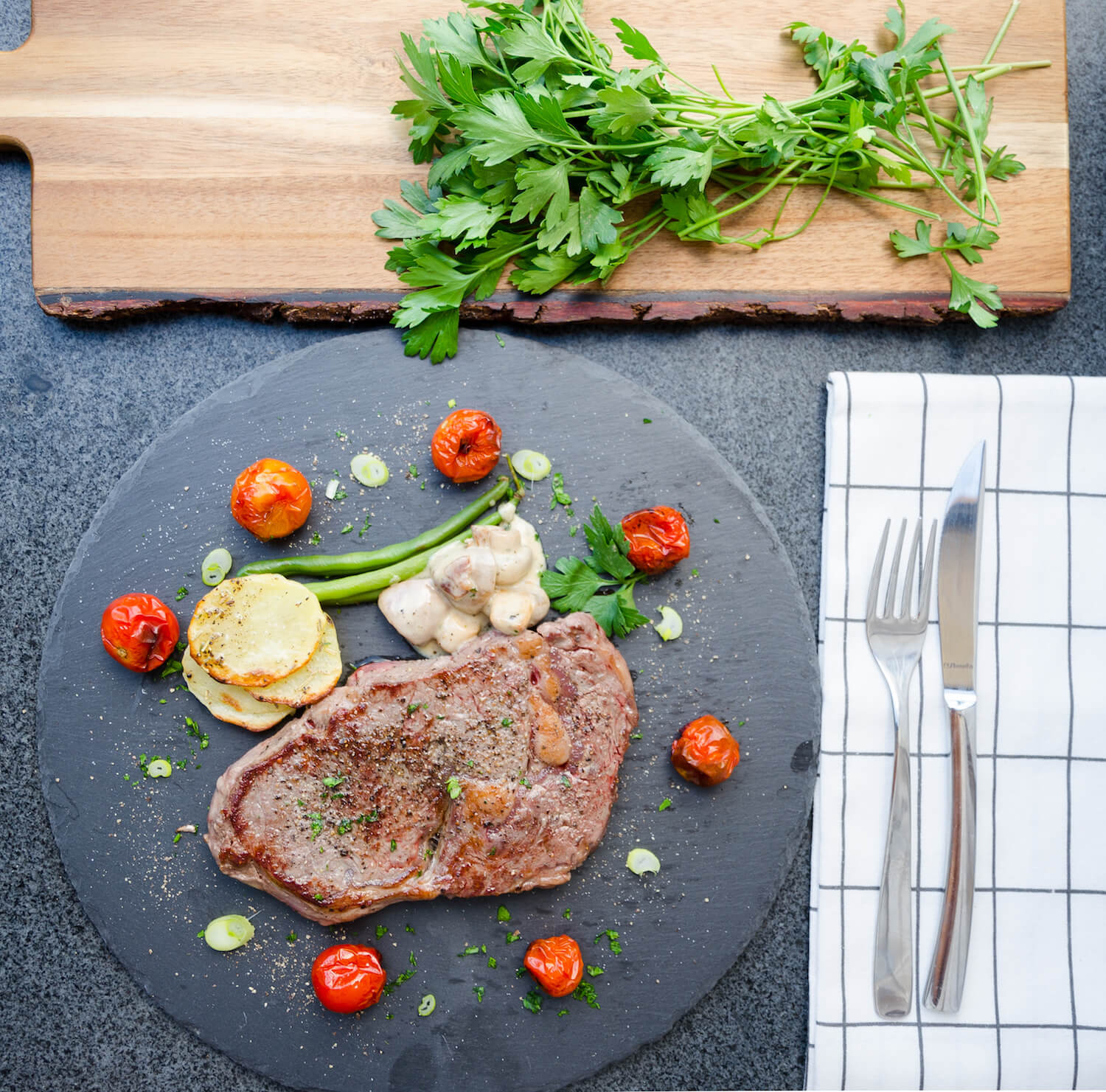 Entrecote med svampsås och potatischips Entrecote med svampsås och potatischips