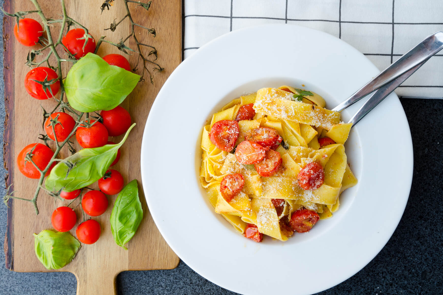 Pappardelle ugnsrostade tomater Pappardelle ugnsrostade tomater