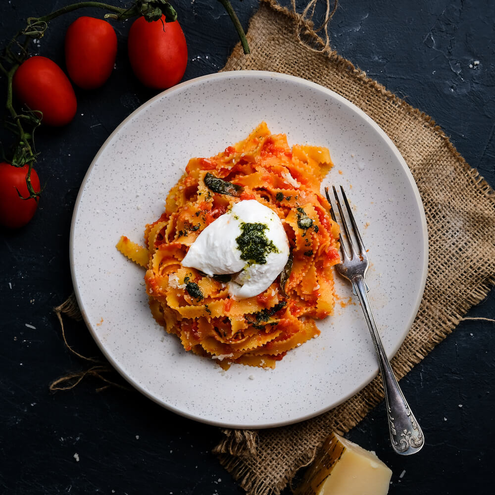Pasta med tomatsås och burrata Pasta med tomatsås och burrata